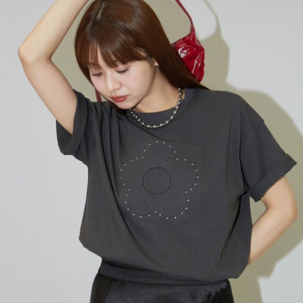 퍼블럭스 MARY QUANT 스터드 첨부 엠보 아트 티셔츠 3컬러 3223375300009