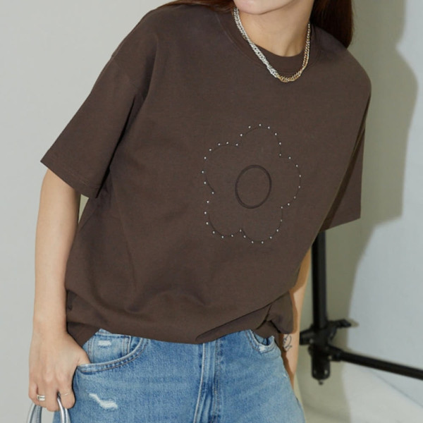 퍼블럭스 MARY QUANT 스터드 첨부 엠보 아트 티셔츠 3컬러 3223375300009