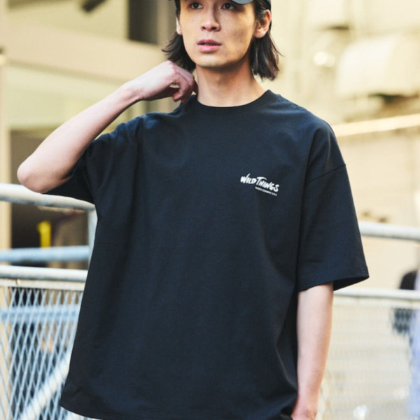 프릭스스토어 별주 WILD THINGS 빅 실루엣 로고 백 프린트 크루넥 티셔츠 4컬러 1226319600141