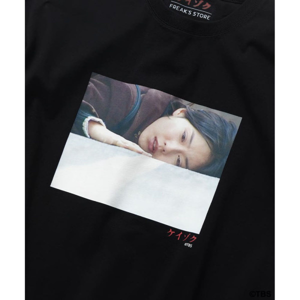 프릭스스토어 TBS 드라마 케이조쿠 콜라보 SHIBATA 프론트 프린트 숏슬리브 크루넥 반팔 티셔츠 B 2컬러 1026248902618