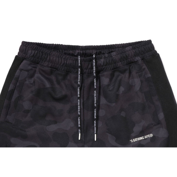 베이프 컬러 카모 메탈 로고 릴렉스 핏 트랙 스웨트 팬츠 3컬러 1L80152315